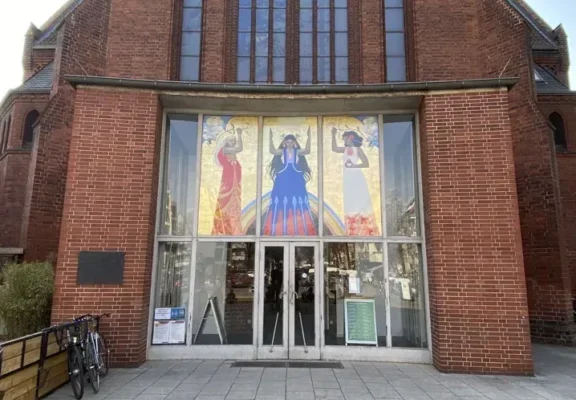 startbahn-berlin-genezareth-kirche_5-576x1024